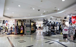 实体店的明月镜片多少钱，实体店的明月镜片多少钱一个