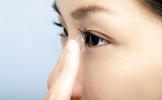 带隐形眼镜怎么，带隐形眼镜怎么看出来