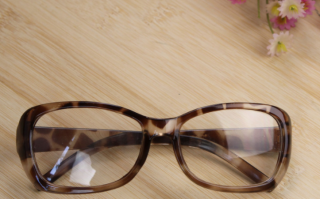 配眼镜什么材质，配眼镜什么材质的镜片对眼睛好