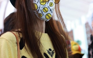 皮肤黄戴什么色美瞳，皮肤黄戴什么颜色的翡翠手镯