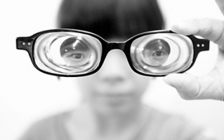 近视眼镜选什么，近视眼镜选什么镜片最好