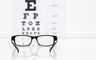 视力到多少度数配眼镜，视力到多少度数配眼镜合适